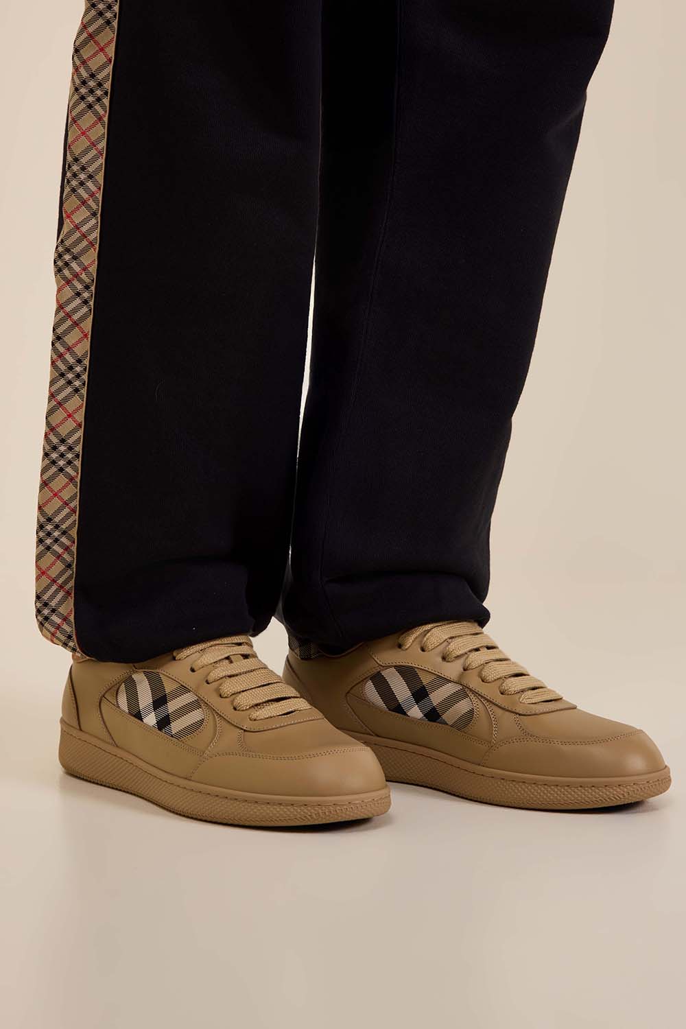 תמונת כל הלוק של נעלי סניקרס